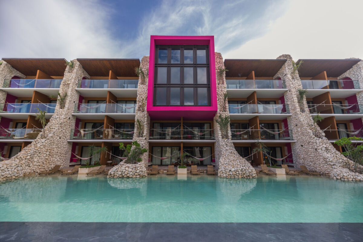 El Hotel Xcaret México surge en 2017 y fue diseñado por el arquitecto Miguel Quintana Pali 