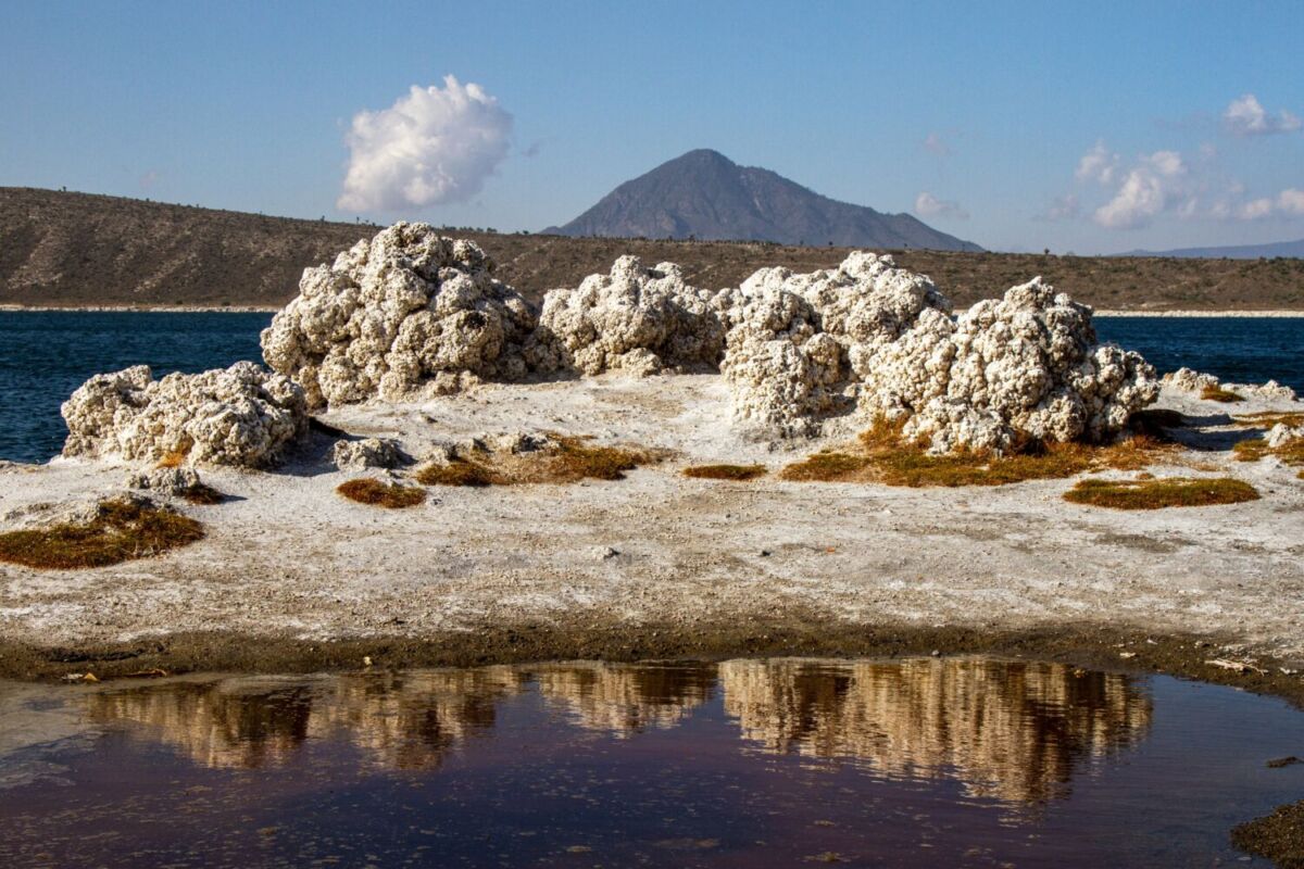 La Laguna de Alchichica tiene 60 metros de profundidad y mide dos kilómetros de diámetro 