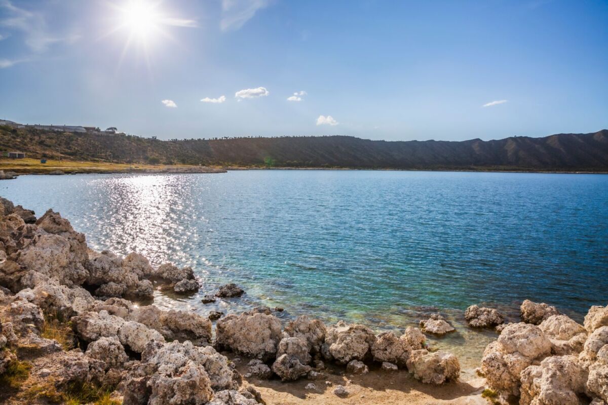 Es una laguna salada o lago cráter volcánico en Puebla