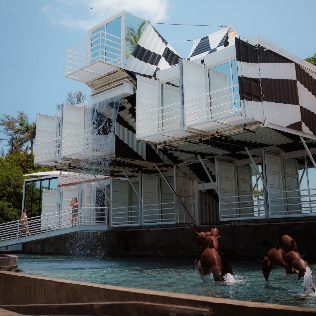 Museo Nacional de la Ballena en Mazatlán construido con viejos contenedores reales