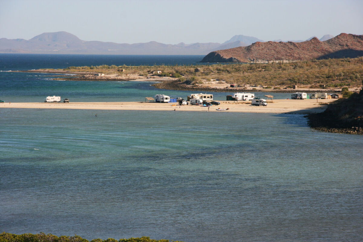Esta es la mejor playa de México para acampar bajo los estrellas, nadar y pasear en kayak