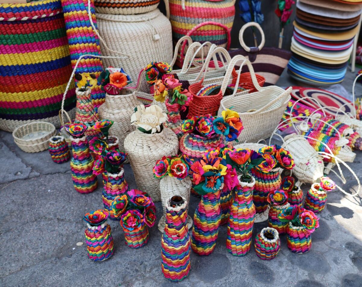 En Tepoztlán puedes encontrar piezas de barro, textiles y joyería 
