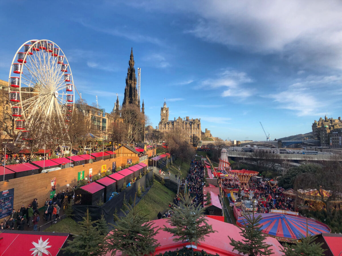 En los jardines de Princes Street se instala el mercado navideño