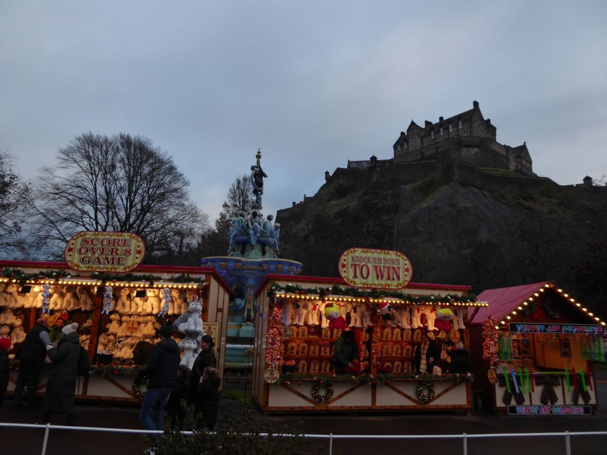 European Christmas Market es el mercado navideño de Edimburgo y se monta cada año en  en los jardines de Princes Street 