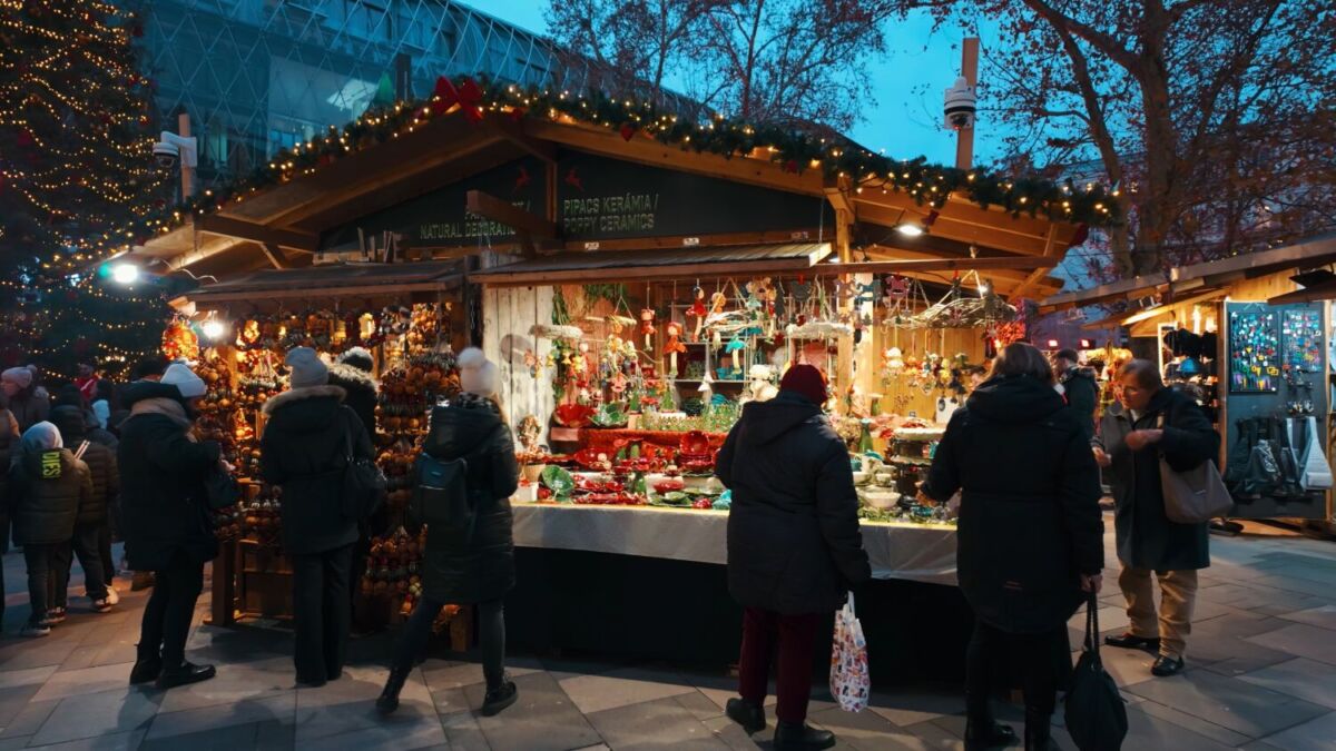 En Budapest colocan el mercadillo Adviento en la Basílica 