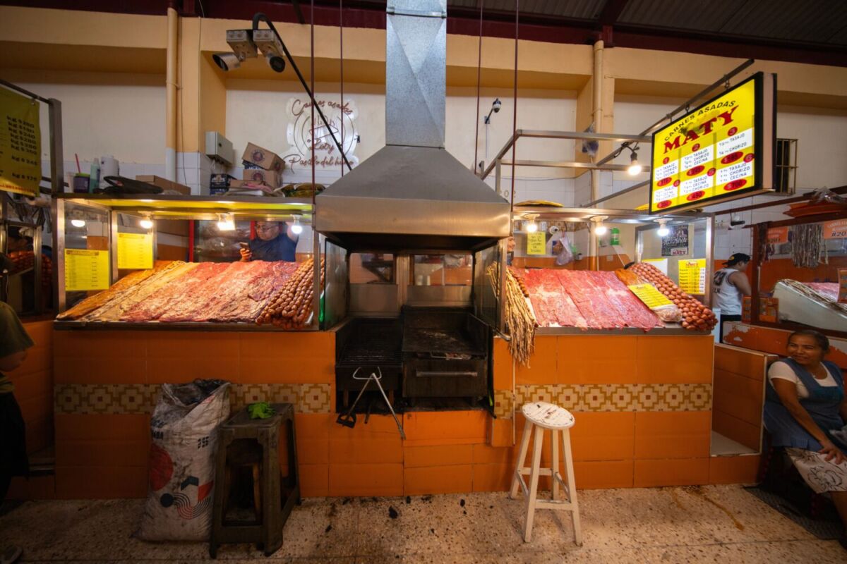 Dicen que este mercado oaxaqueño construido en 1882 es el mejor lugar para comprar y comer tacos de carne asada 