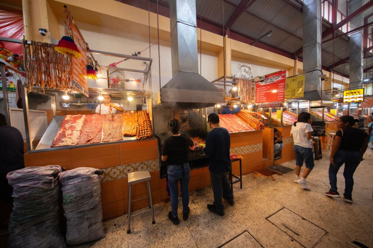 El Pasillo de Humo es un pasaje dentro del mercado 20 de noviembre en Oaxaca donde venden y asan carne 