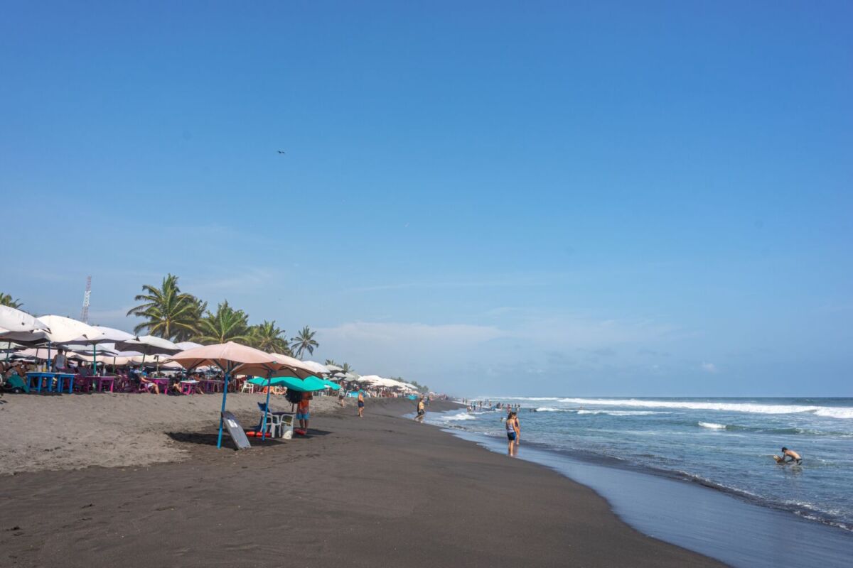 La playa Cuyutlán se ubica en en el pueblo pesquero de Cuyutlán y tiene arena negra de origen volcánico 
