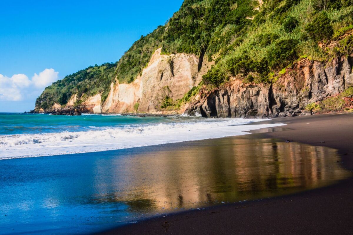 La playas con arena negra deben su color a la fragmentación de las rocas volcánicas 