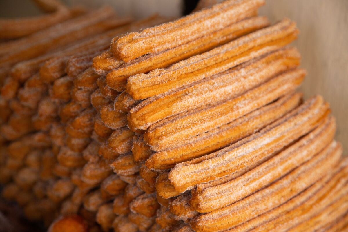 Los churros son un postre originario de España que se popularizaron en Mexico con la llegada de los españoles 