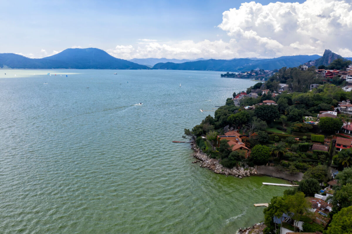 Lago de Avándaro en Valle de Bravo es una presa artificial construida en 1946