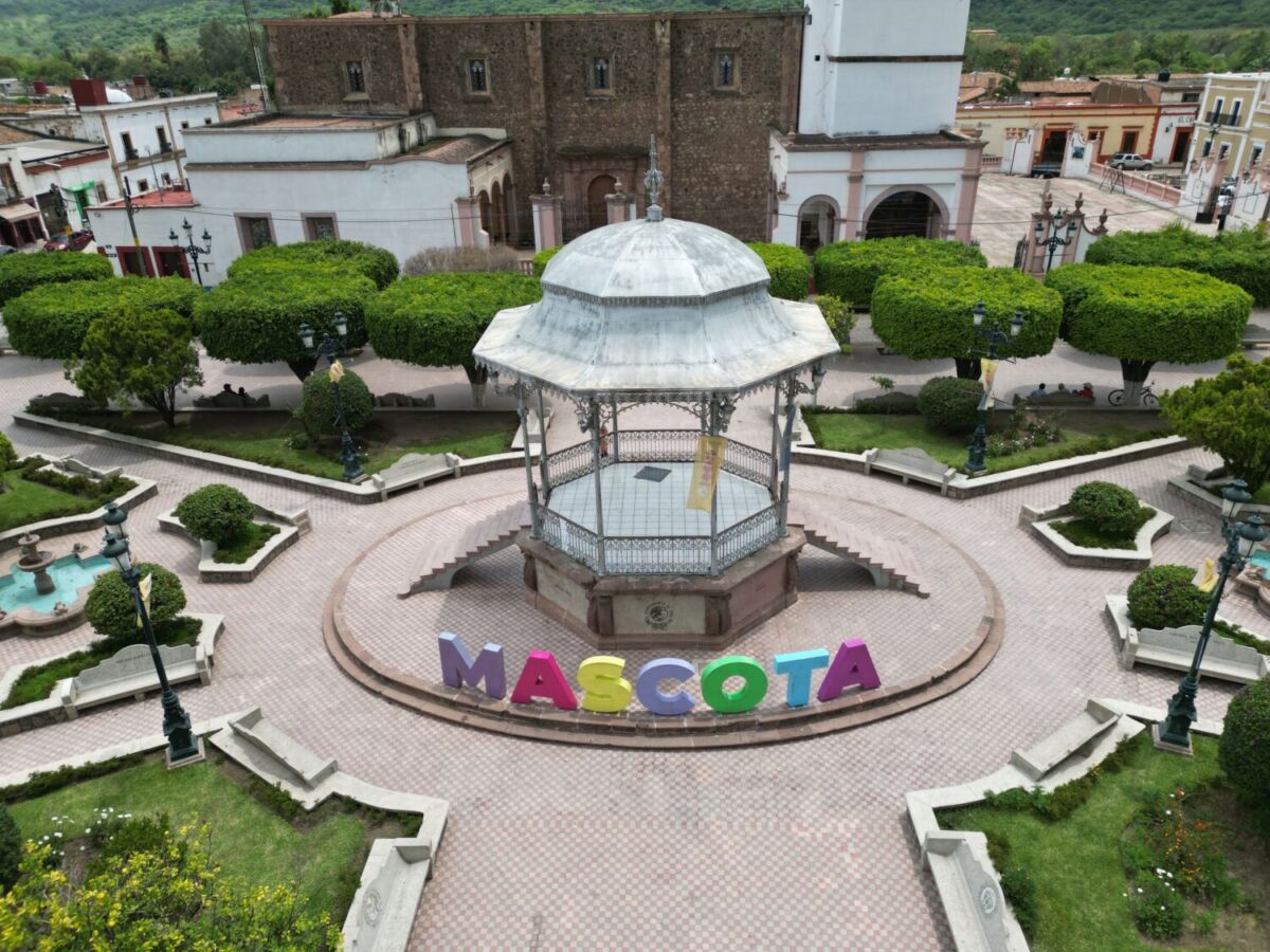 Mascota está rodeado de un paisaje boscoso y un clima templado
