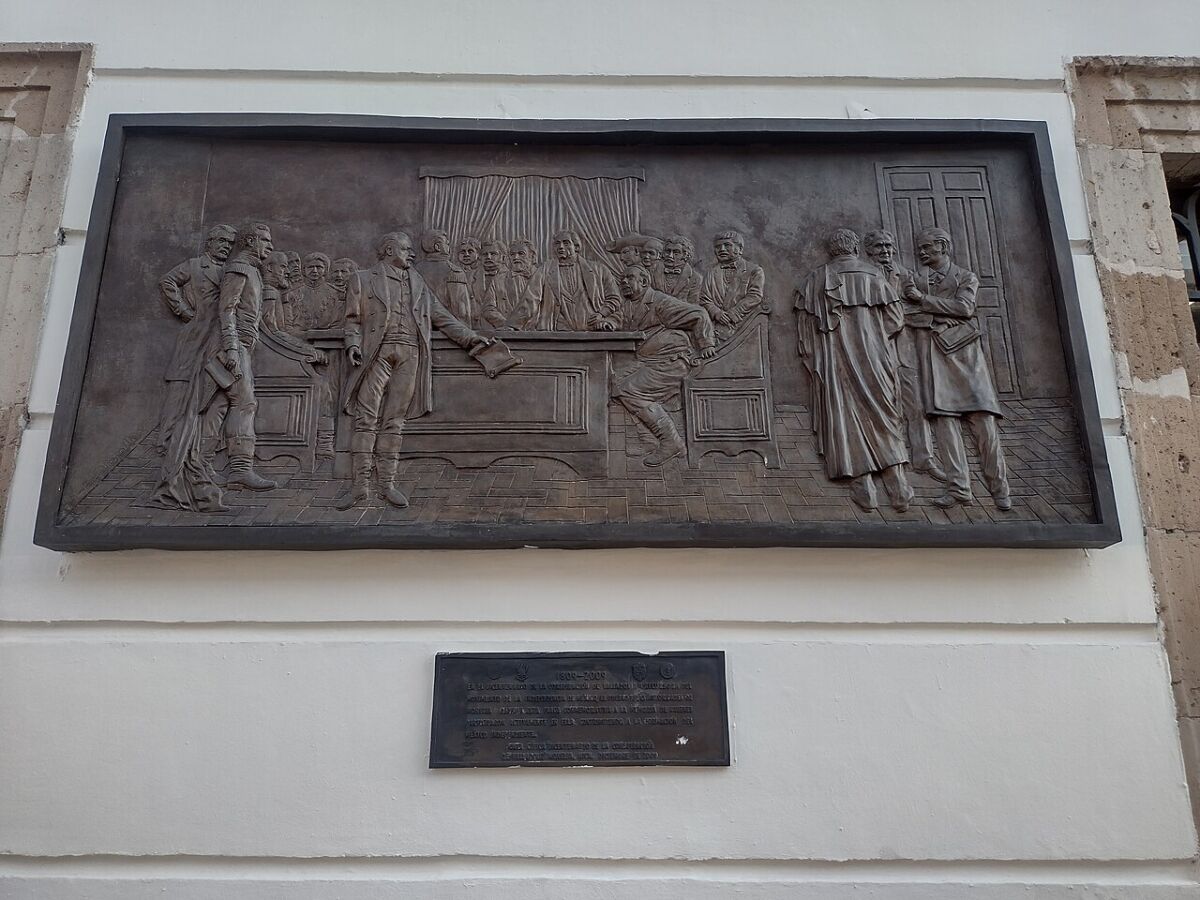 Placa  de los participantes de la conspiración, afuera de la casa del capitán, donde se llevaban a cabo las reuniones.