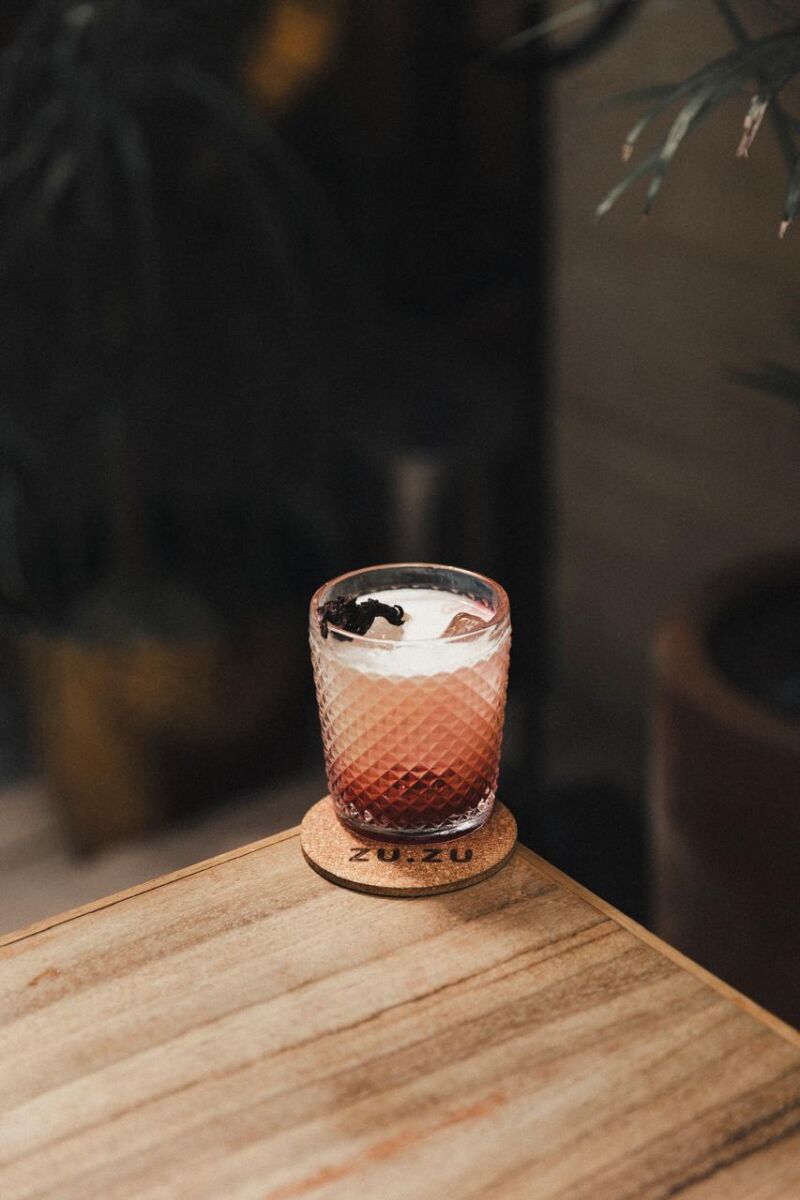 En Zu.Zu Cocina de Campo la coctelería está liderada por el mixólogo Nico Zambrano