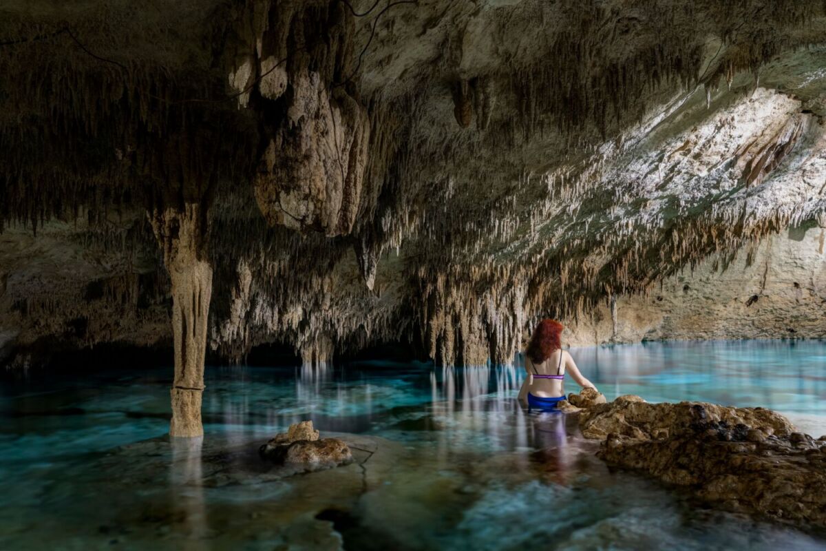 cenote en Tulum de agua turquesa 