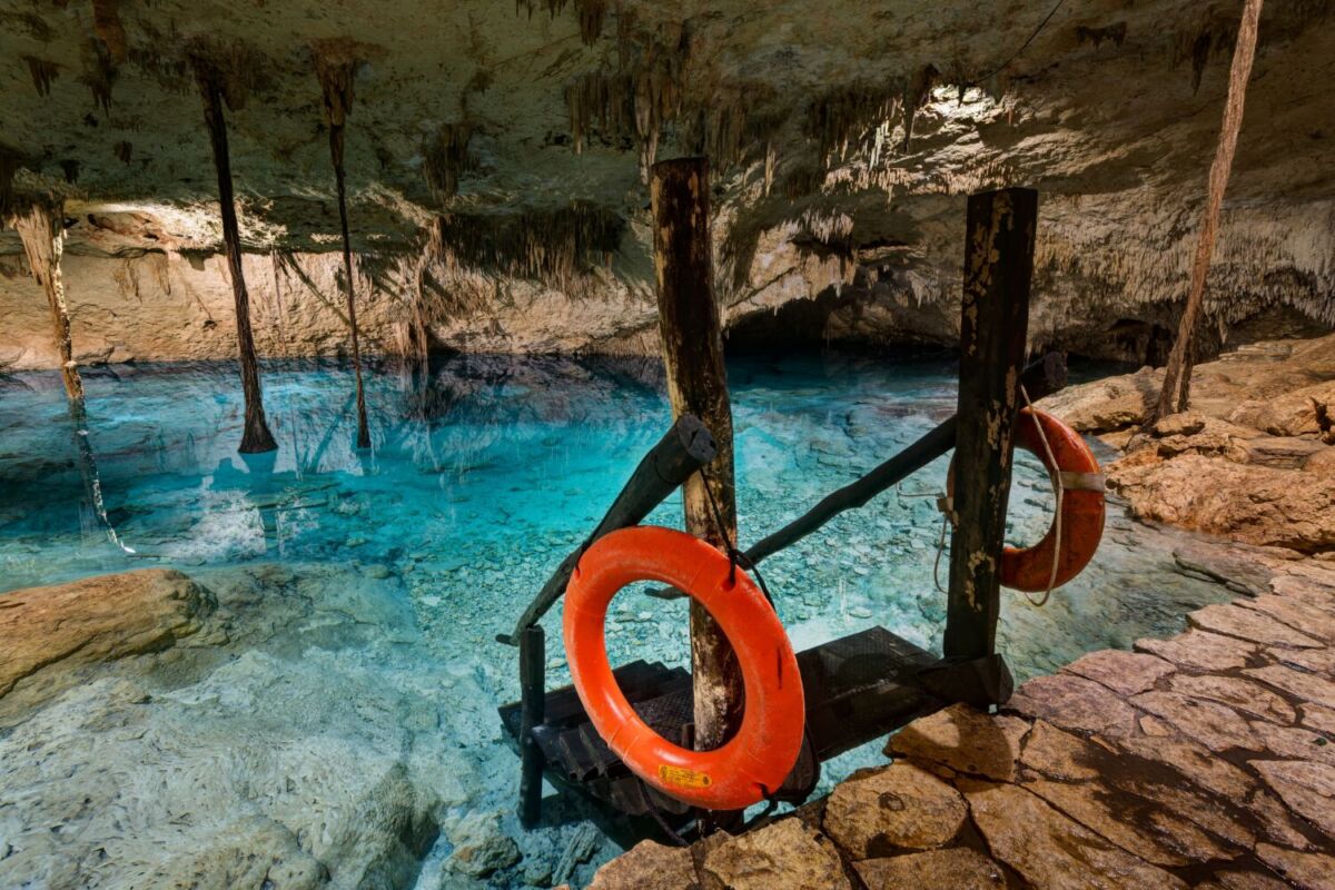 Nada en uno de los cenotes más impresionantes de Tulum 