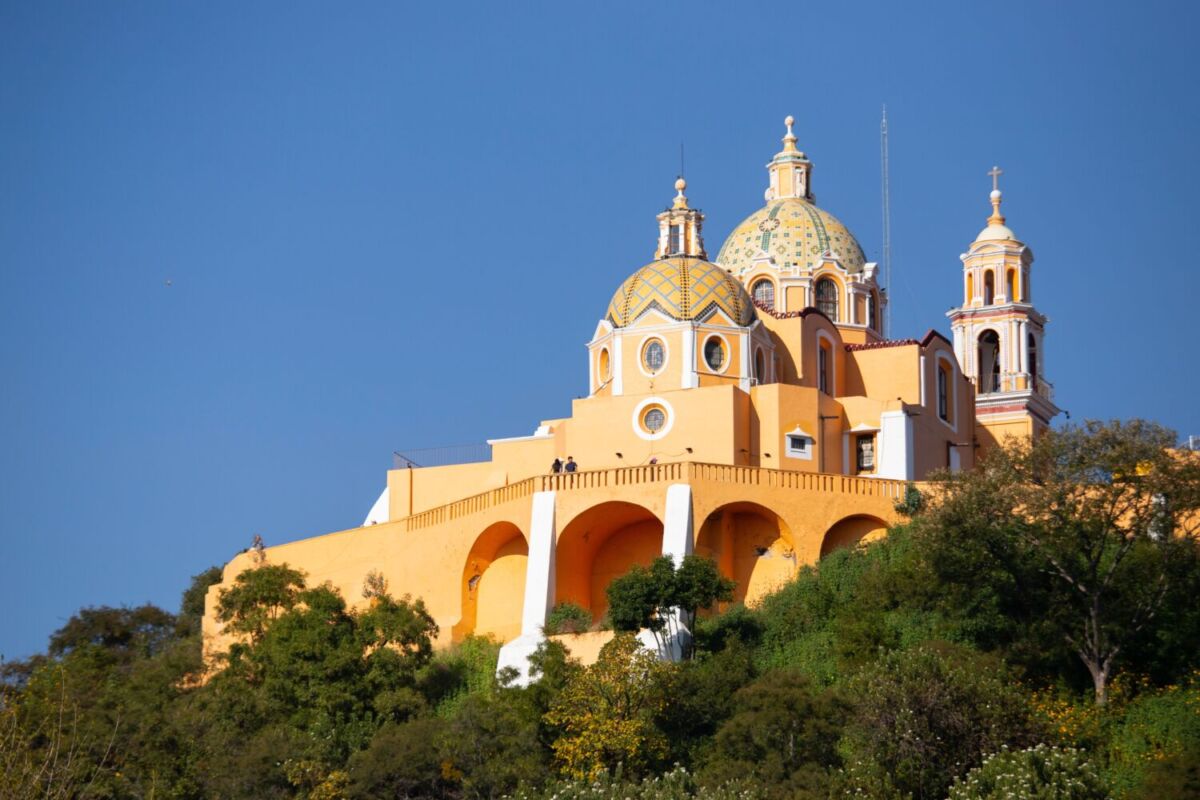 El Santuario de la Virgen de los Remedios se ubica en la Gran Pirámide, una zona arqueológica de Puebla 