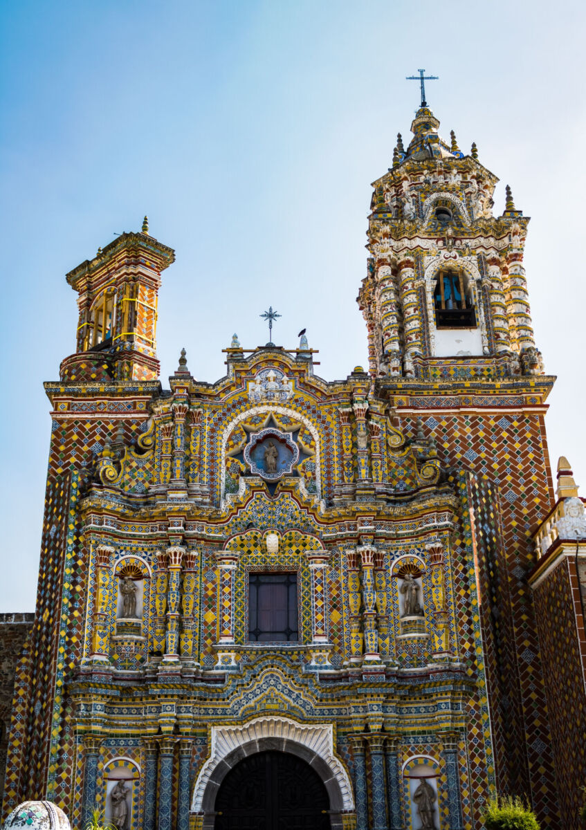 El Templo de San Francisco Acatepec tiene una fachada de talavera poblana