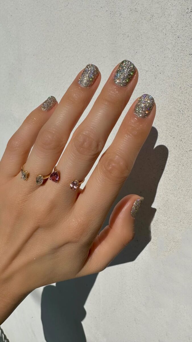 Las uñas sparkle son un estilo ideal para usar en Navidad 