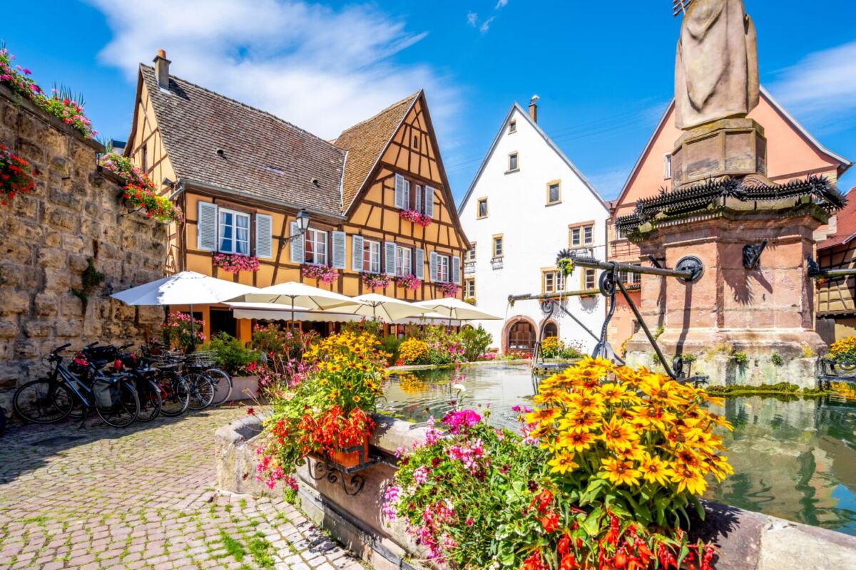 Eguisheim se ubica a 5 horas de París y a 15 minutos de Colmar, Francia