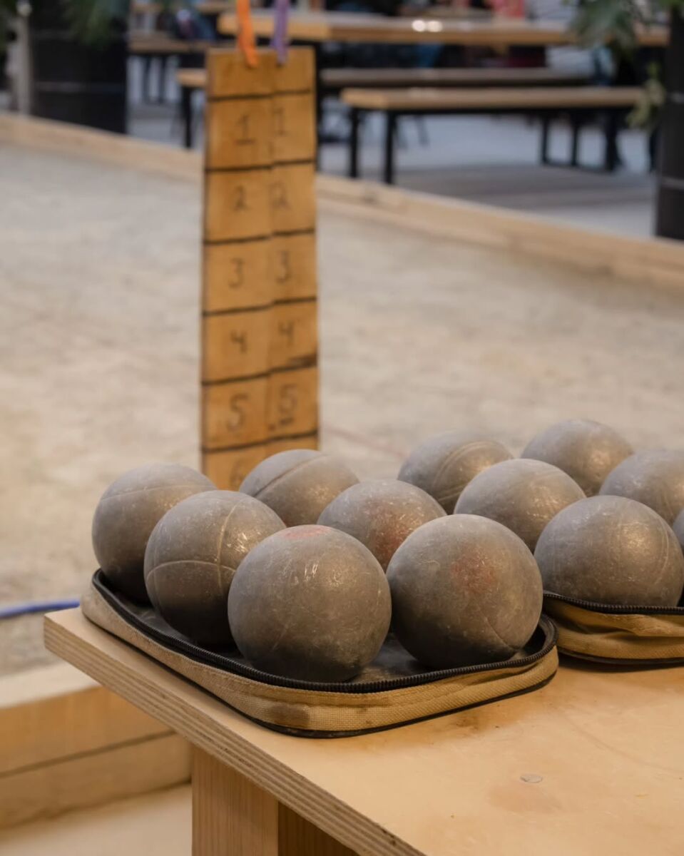 La petanca es un juego de origen francés que cosiste en lazar unas bolas metálicas a una pequeña bola de madera