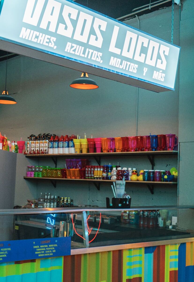 En El Club del Patio Mundo E hay un restaurante que ofrece comida y bebidas 