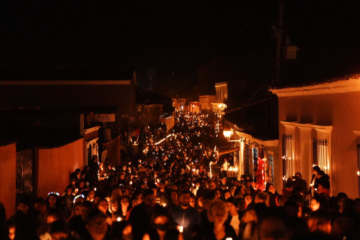 Un día al año, las calles de este Pueblo Mágico en Sinaloa se iluminan con cientos de velas