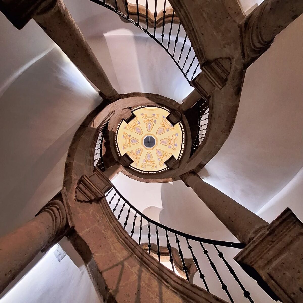 La única escalera doble helicoidal en América está en este edificio histórico de la CDMX y es un museo que puedes visitar