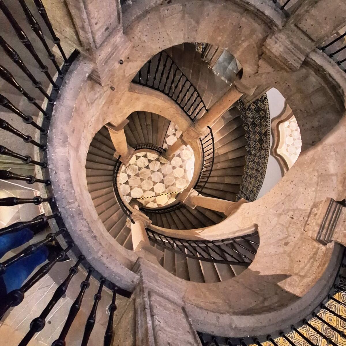 Escalera doble helicoidal del Foro Valparaíso en la CDMX