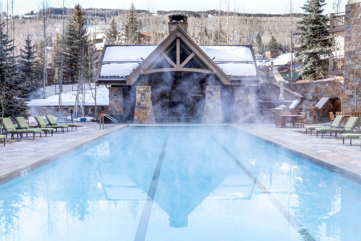 Four Seasons tiene propiedades alrededor de las montañas cubiertas de nieve