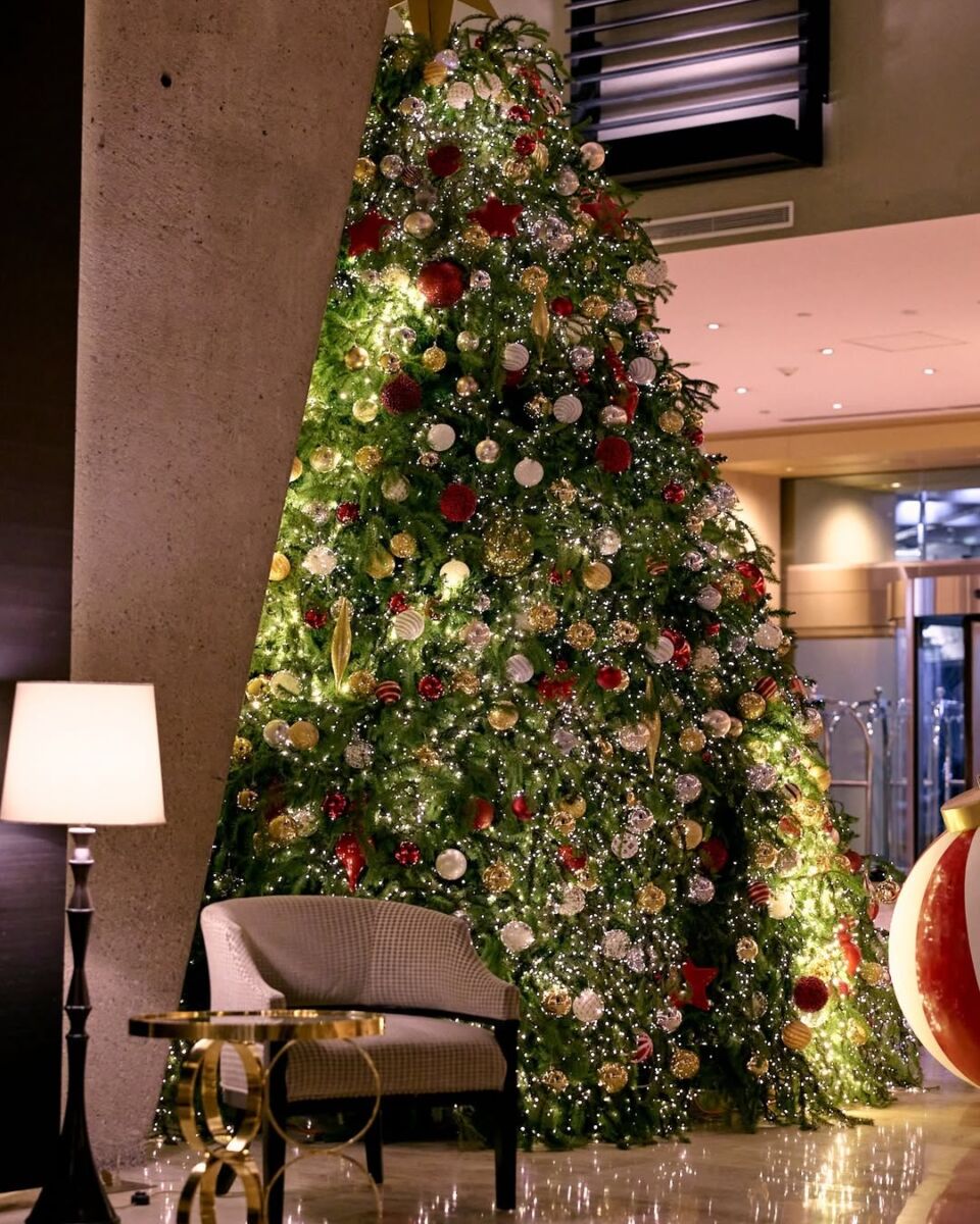 Decoración de Navidad lobby hotel Hyatt Regency