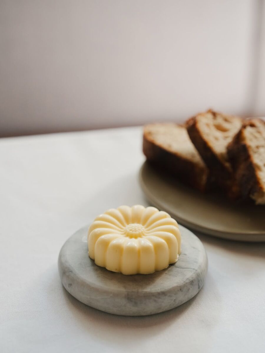 Pan de masa madre y mantequilla artesanal