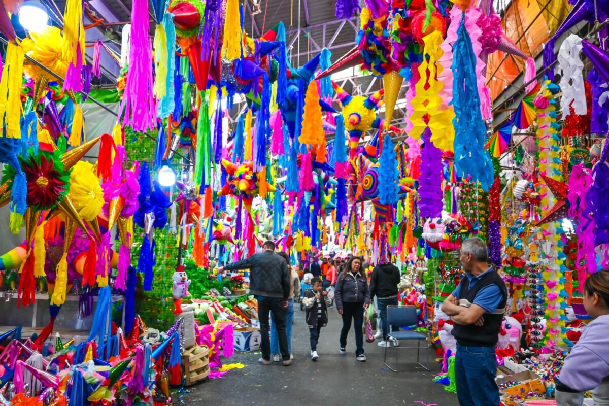 El mejor lugar para comprar piñatas en la CDMX es este mercado que se inauguró en 1957
