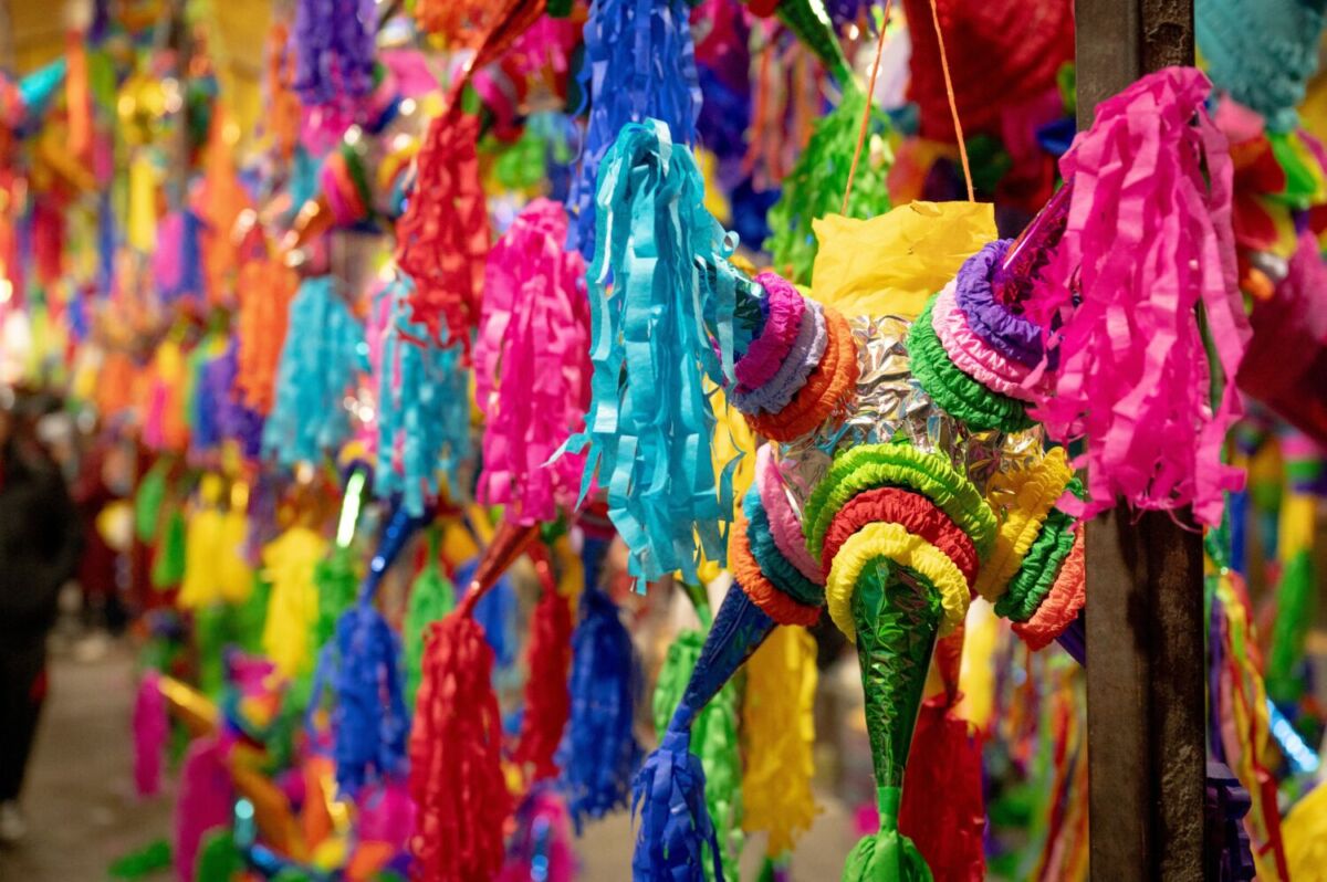 En el Mercado de Jamaica venden piñatas en el mes de diciembre 