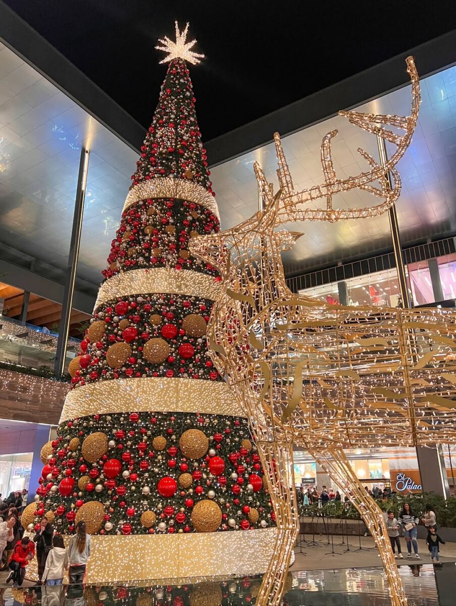 plaza satélite con actividades navideñas