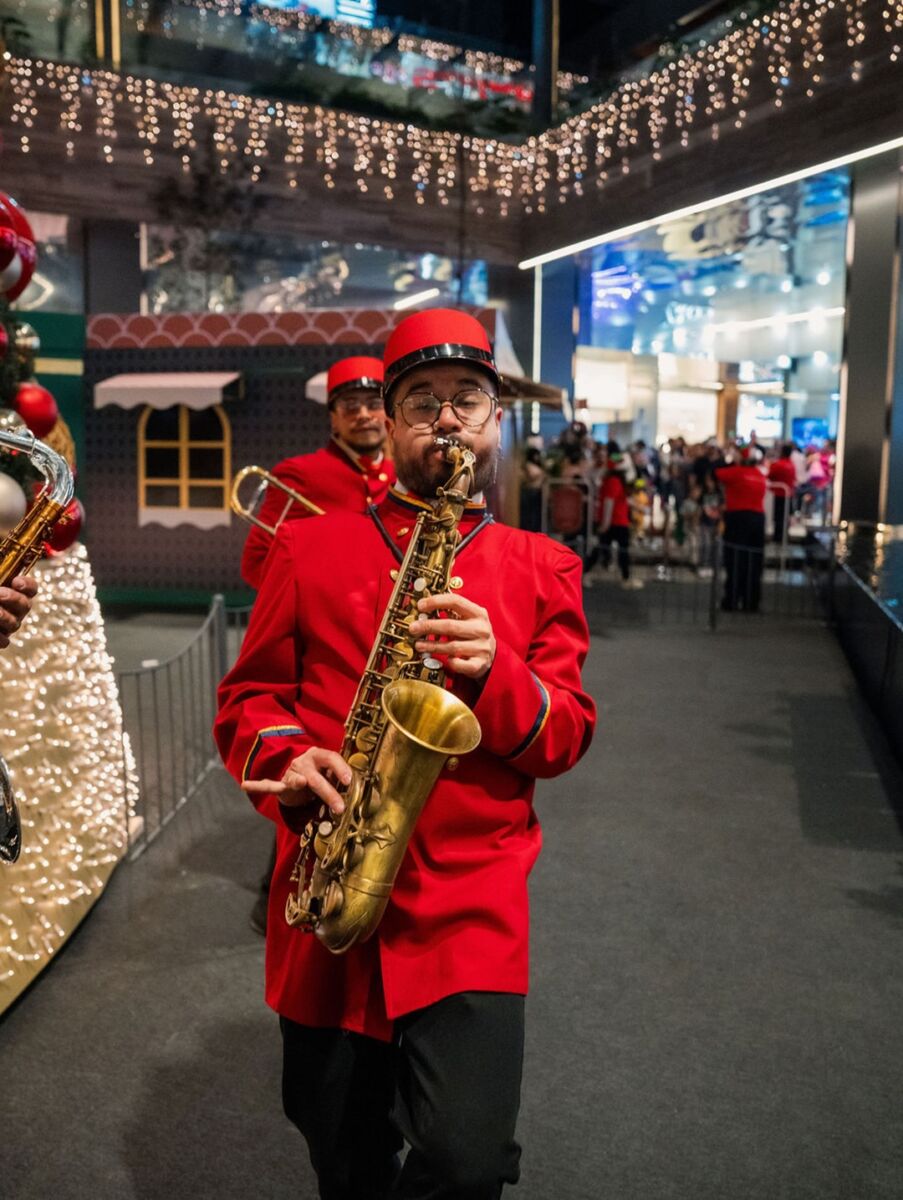plaza satélite con actividades navideñas