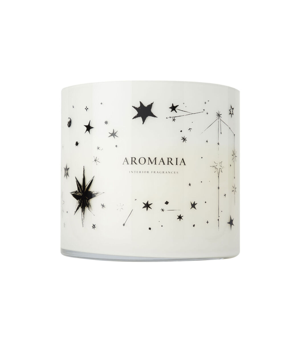 Esta vela tiene notas olfativas de pino, cedro, roble y musgo de árbol