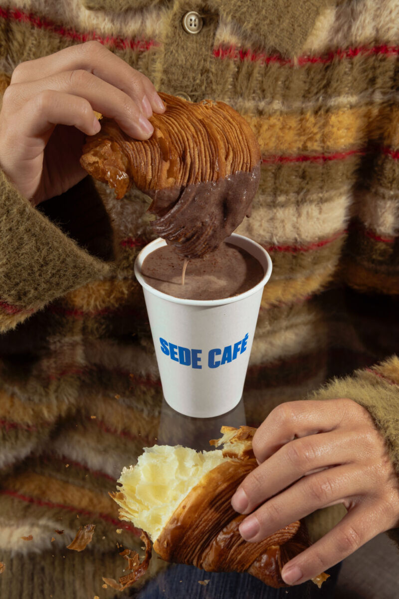 Sede Café tiene una bebida de temporada que lleva chocolate y cacahuate 