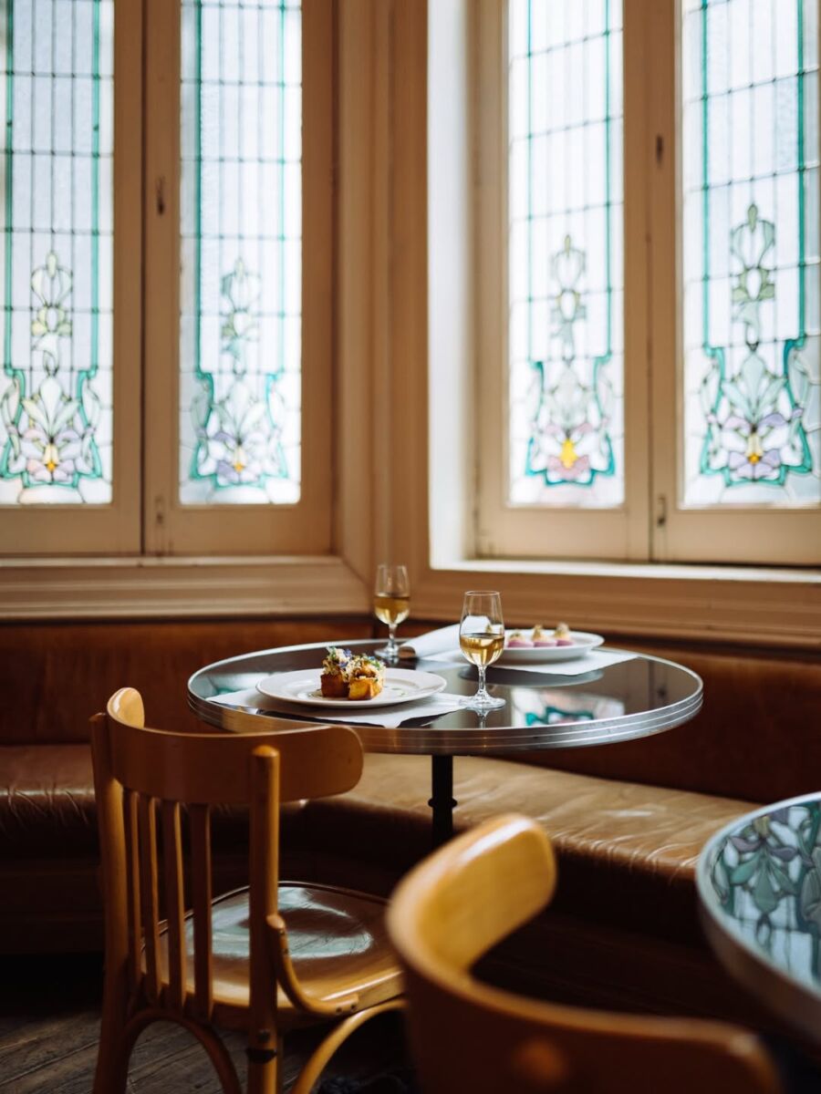 Un restaurante francés dentro de una casona porfiriana