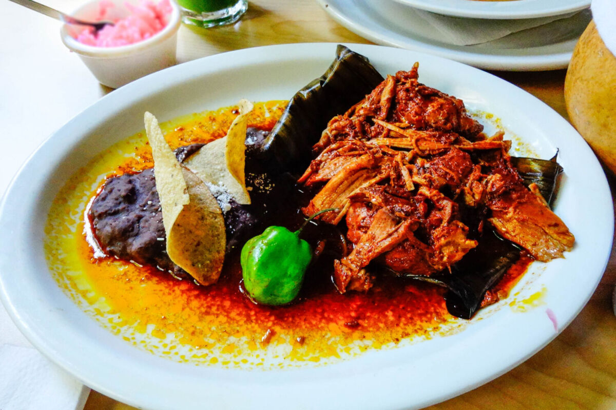 La cochinita pibil se cocina enterrada en la tierra