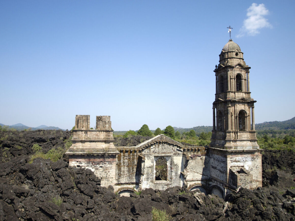 Iglesia cubierta de lava en México 
