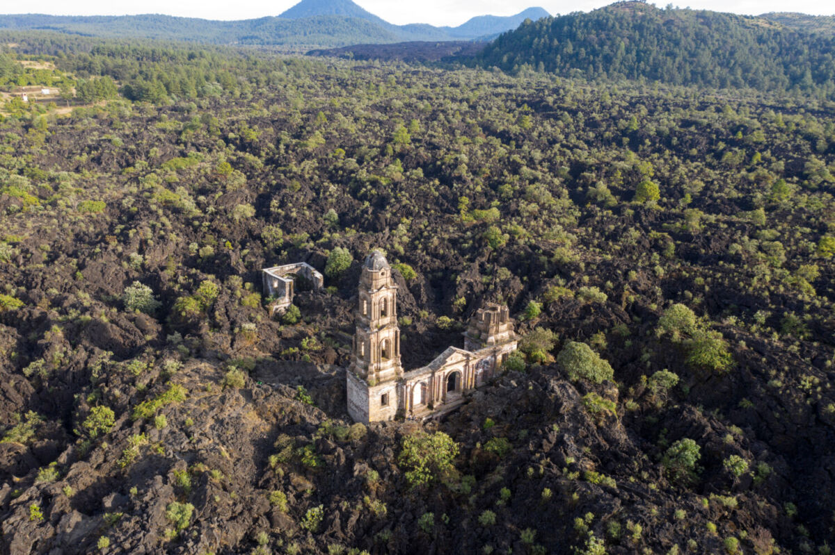 La Iglesia de San Juan Paricutín quedó cubierta de lava por la erupción del volcán  Paricutín