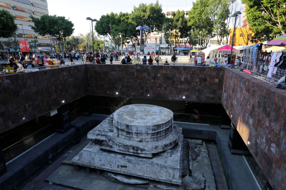 Templo Ehécatl desde la explanada del metro Pino Suárez