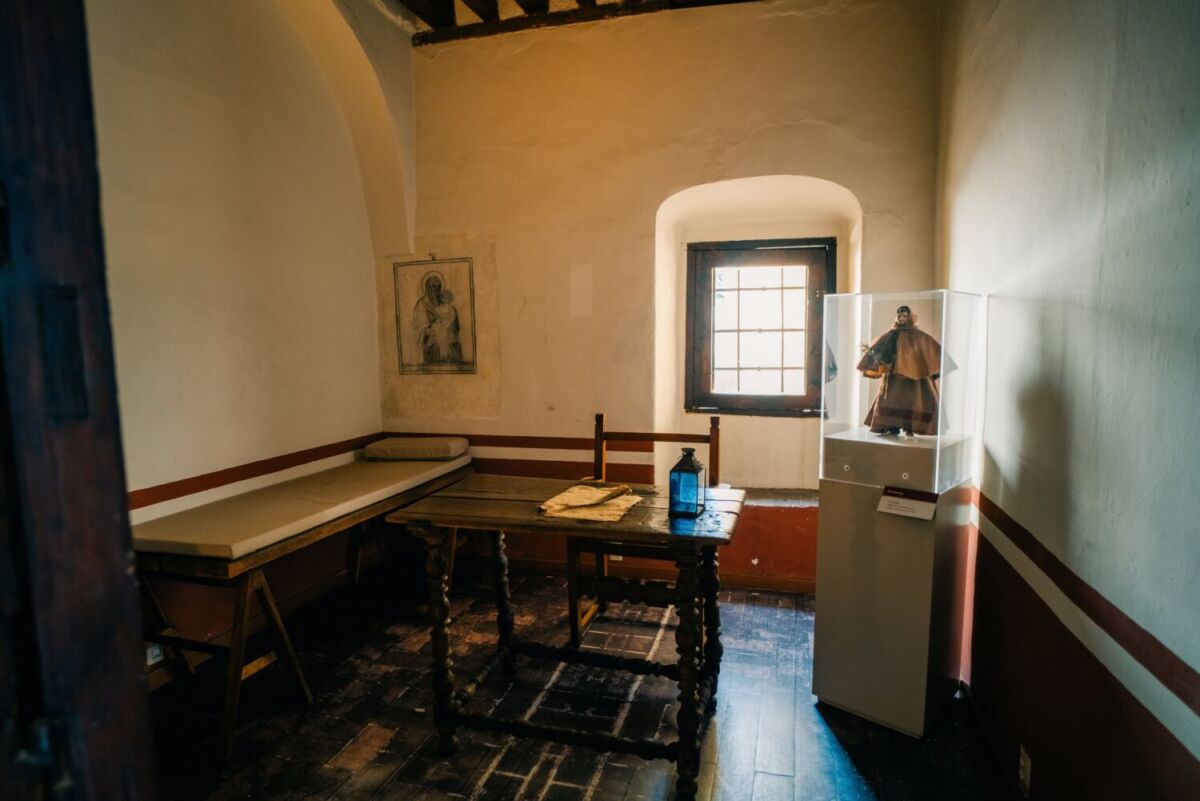 El Museo de El Carmen se construyo en el siglo XVII y fue el hogar de los Carmelitas Descalzas 