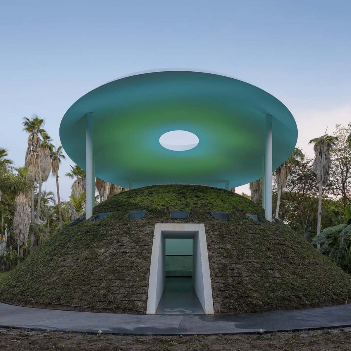 Hay una obra de James Turrell entre árboles que te invita a reflexionar mientras caminas por la naturaleza