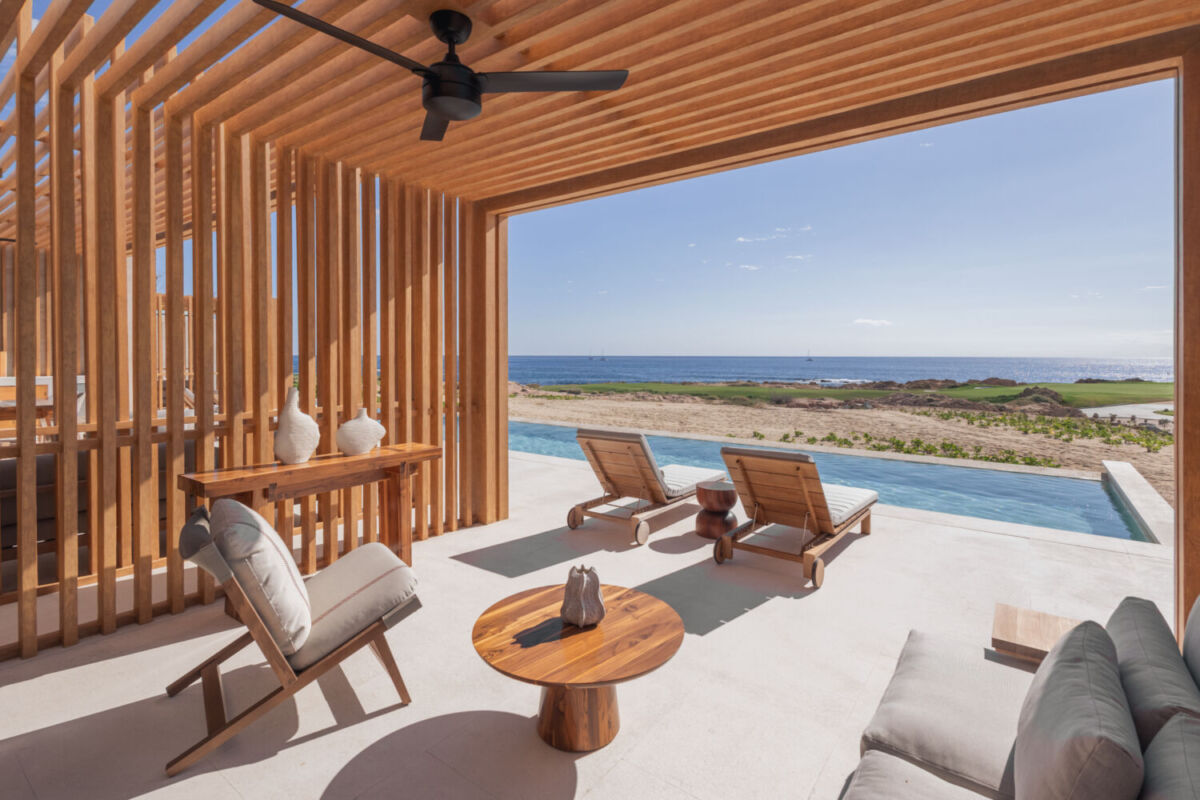 El hotel poco conocido de Los Cabos con una alberca entre la arena que se antoja todo el día—y sí, también se come increíble