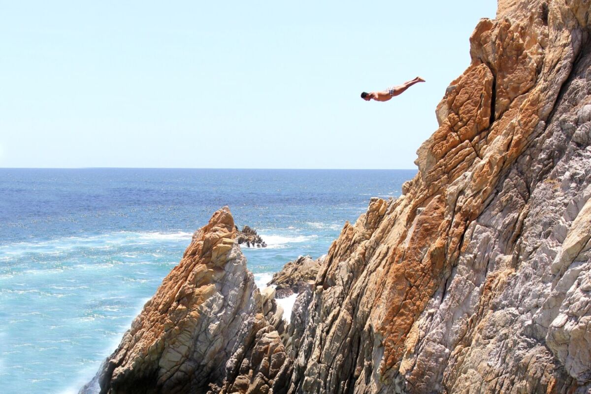 La Quebrada es un punto turístico en Acapulco donde clavadistas se lanzan al mar abierto