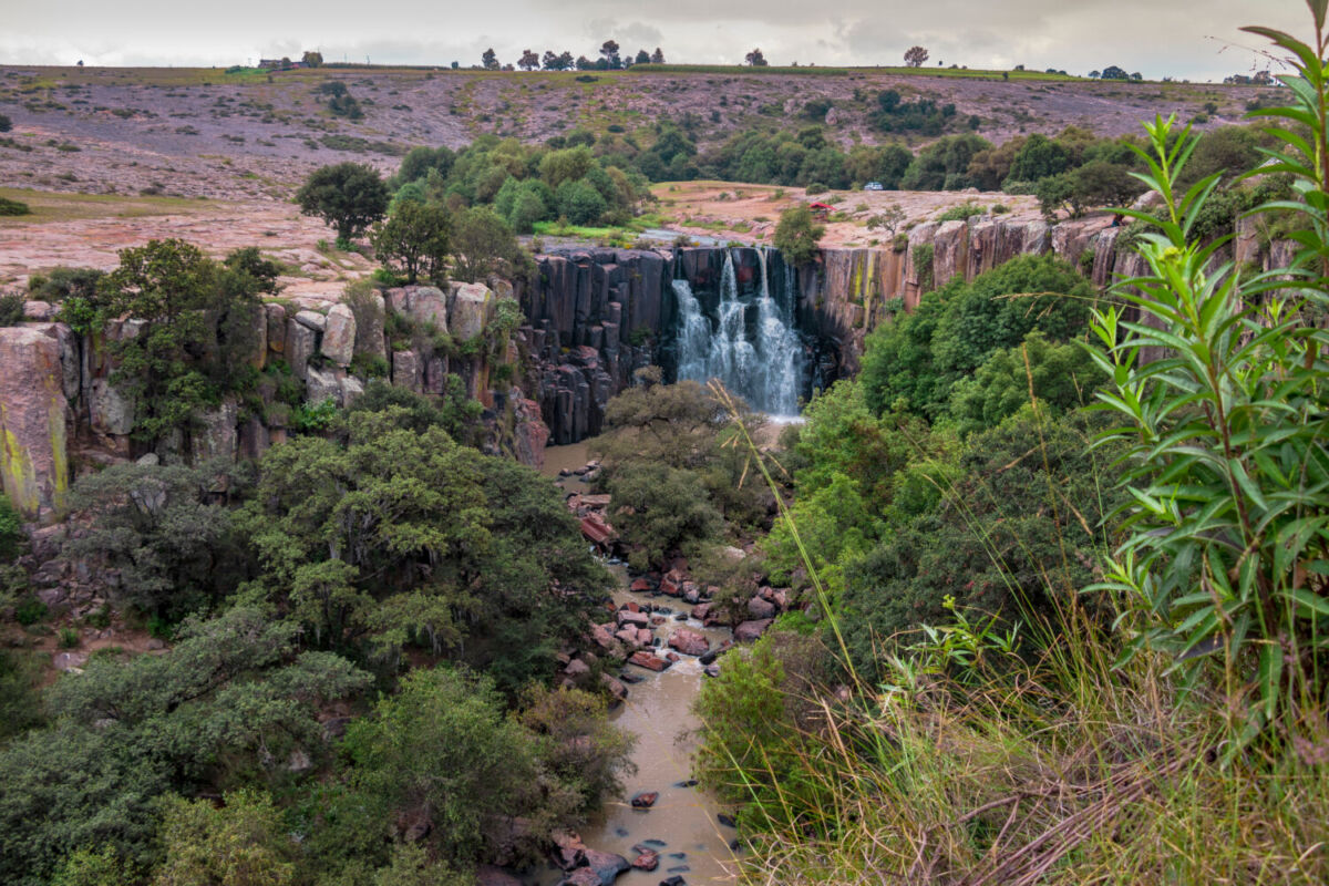 El Cañón de Aculco es una columna de prismas basálticos por donde desciende la Cascada de la Concepción. 