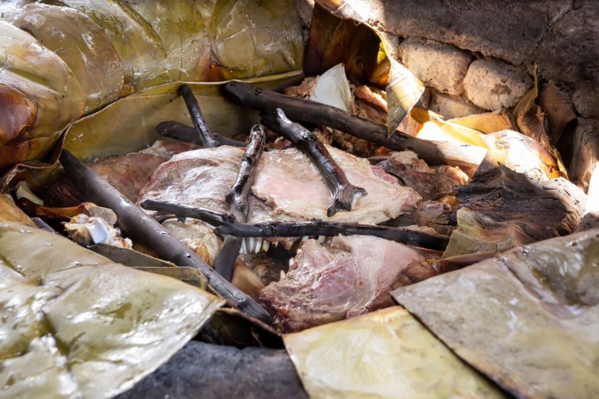 La barbacoa de hoyo es un platillos que se realiza con una técnica ancestral de cocción en horno subterráneo