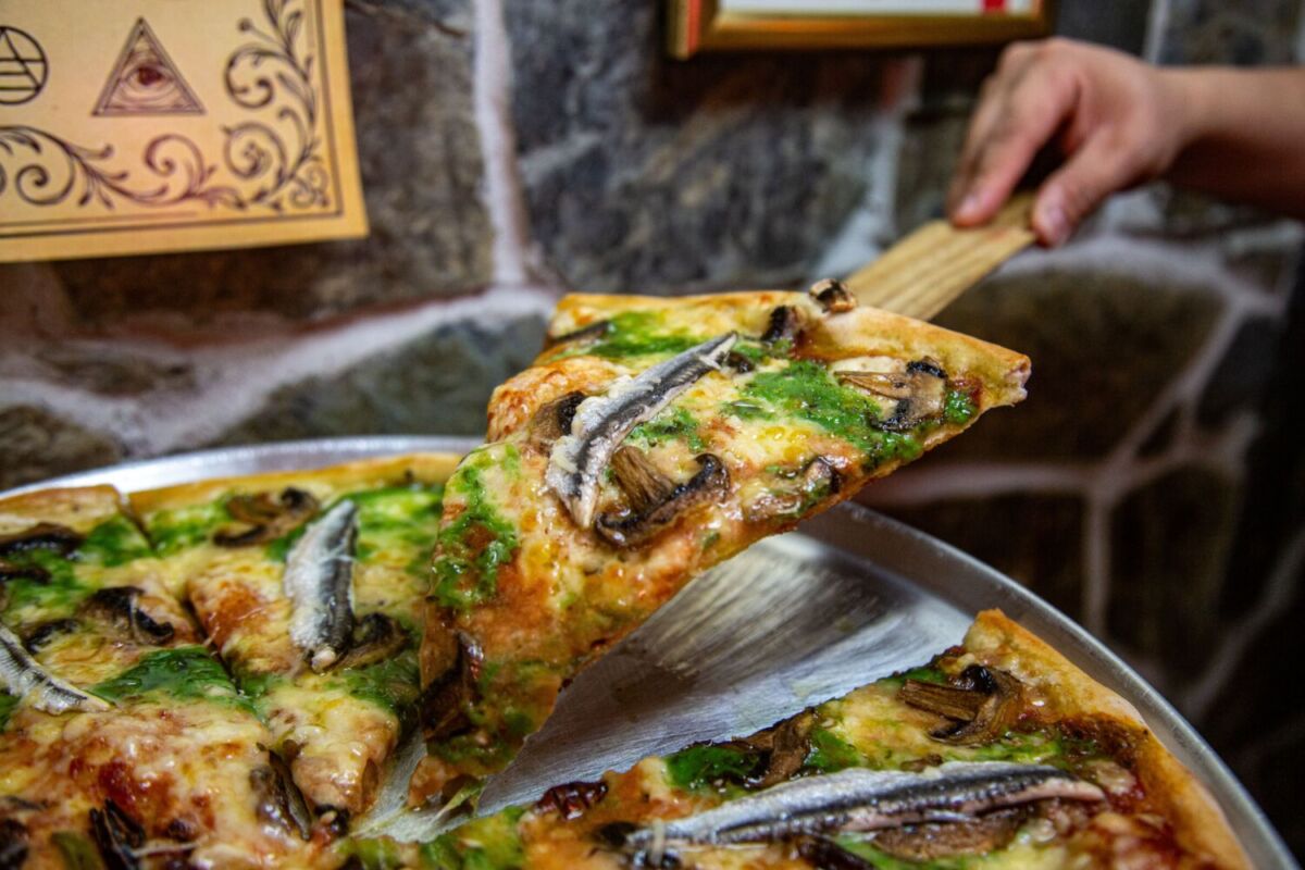 Pizza de temporada de queso holandés de pesto y boquerones.